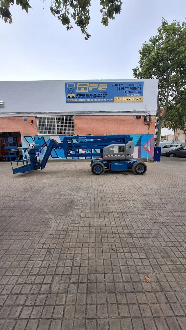 Plataforma elevadora articulada Genie Z-45/25 eléctrica de 16 metros con motor diésel Kubota y ruedas blancas, revisada y certificada.